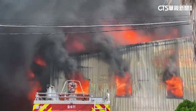 台南新營農藥廠大火 濃煙烈焰沖天 爆炸聲不斷