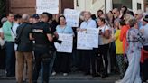 Protesta por la licencia de 22 apartamentos en la calle Arjona en un bloque de 19 vecinos