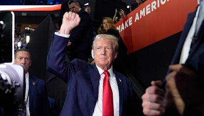 Wahlen in den USA - „Den Tränen nahe“: Bei erstem Auftritt nach Attentat trägt Trump Mega-Pflaster am Ohr