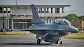La Nación / Los primeros cazas F 16 enviados por la OTAN llegan a Ucrania