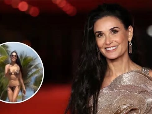 Demi Moore se divierte en las playas de México y luce espectacular figura