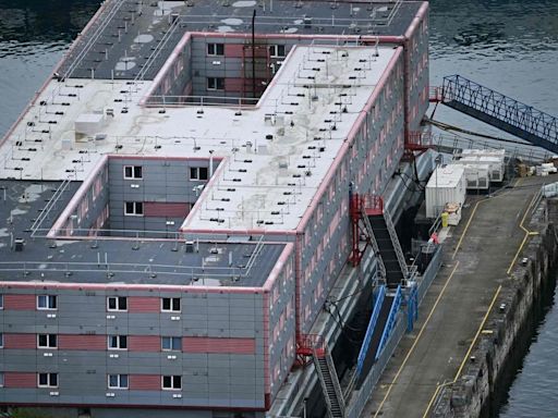 Los solicitantes de asilo en la 'cárcel flotante' del Reino Unido: "Te sientes como un prisionero"
