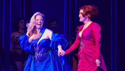 ‘Death Becomes Her’ Musical Begins Performances in Chicago, Megan Hilty & Jennifer Simard Look Incredible During First Preview Bows!