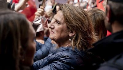 Teresa Ribera cree que Sánchez debe seguir: "Está abatido, estos años han sido muy duros"