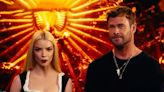 Anya Taylor-Joy y su look de 'femme fatale' junto a Chris Hemsworth hablando español