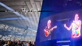 東京朝聖就是為了看演唱會！人生必看殿堂級搖滾樂隊Queen「The Rhapsody Tour」演唱會！Freddie Mercury與Brian May同台演出場面感人 | 夏月 - Fly with Luna