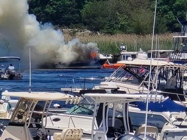 A 26-foot boat catches on fire in a Newburyport marina - The Boston Globe