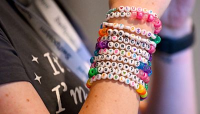 Concert de Taylor Swift : les « friendship bracelets » sont bons pour la santé mentale, selon cette psy