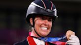 Video: una famosa deportista inglesa fue expulsada de los Juegos Olímpicos por pegarle a un caballo