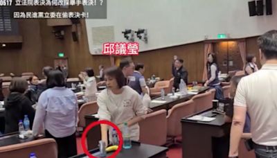 綠批舉手表決落伍 藍po影片揭邱議瑩、黃捷抽走表決卡