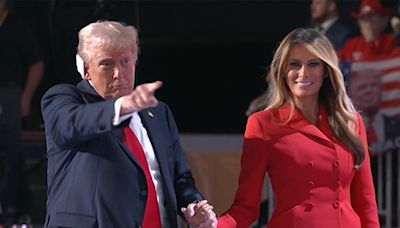 Melania Trump Kisses Donald After RNC Speech, Or Does She?