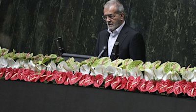 Iran's new president sworn in, pledges to fight economic sanctions