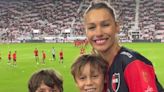 Pampita fue a ver a Lionel Messi a Miami con la camiseta de Newell’s y causó furor en la tribuna