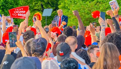 Rehashing an old bit, Donald Trump exaggerates crowd size at his Bronx rally