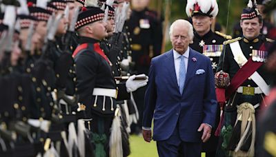 NO COMMENT: Carlos III de Inglaterra reaparece en plena forma en Escocia