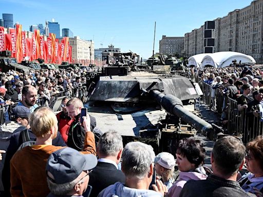 民眾圍觀！俄國展出美製艾布蘭戰車等戰利品