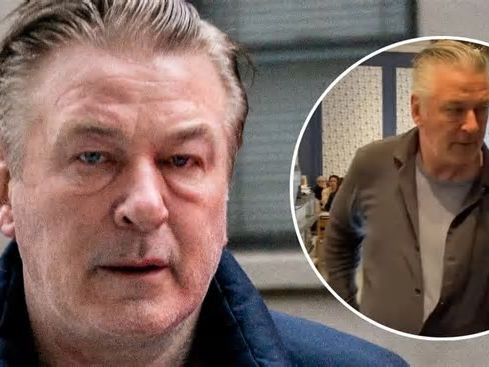 Alec Baldwin golpeó el celular de una mujer que lo increpó a decir “Palestina libre” en un cafetería