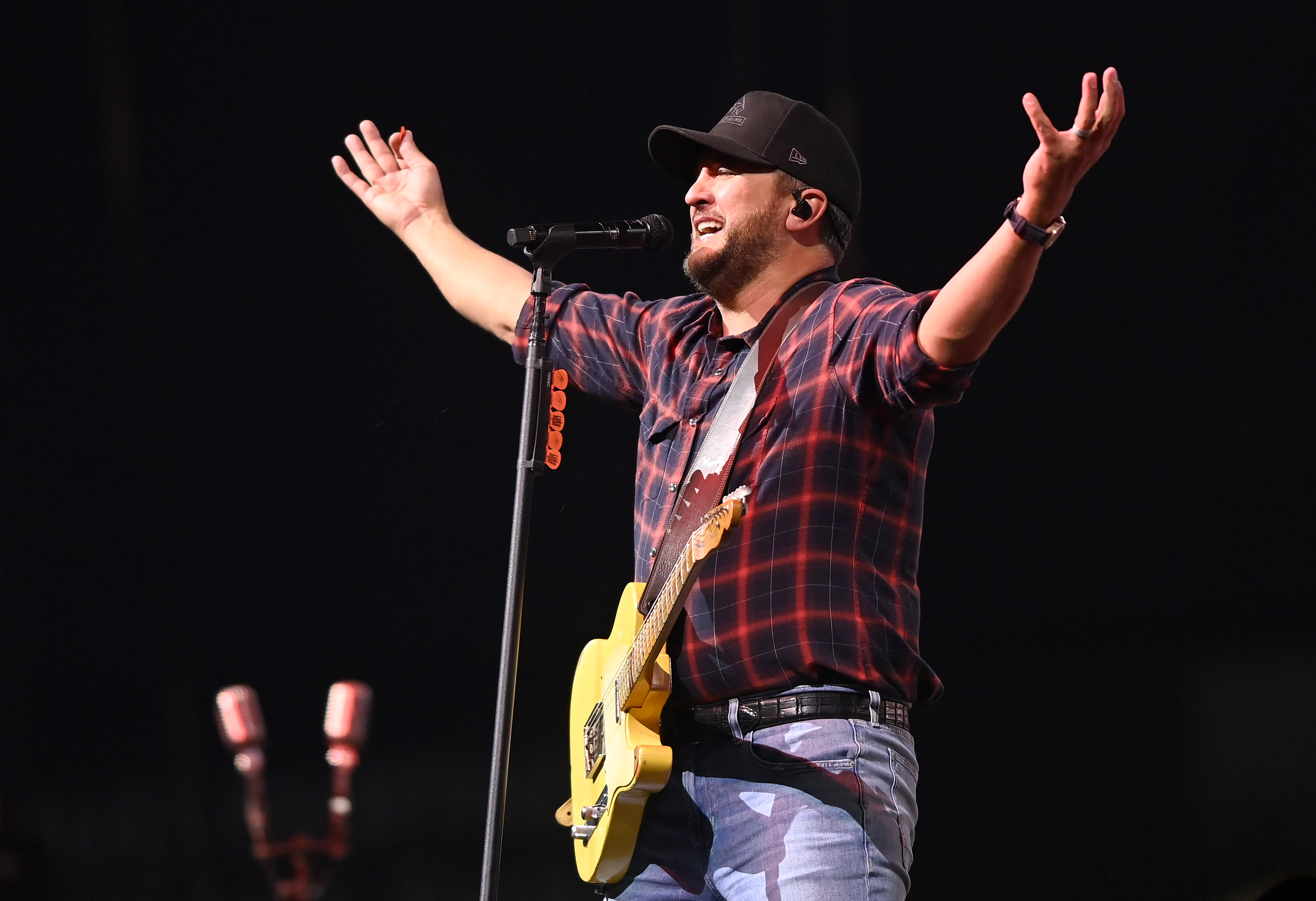 Luke Bryan slipping on fan's cell phone while on stage goes viral