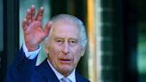 El rey Carlos III reanuda función pública con visita a pacientes de cáncer