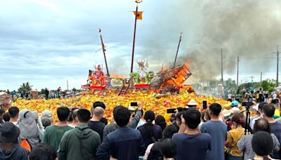 「西港香」邁壓軸高潮！千人拉船陸上行舟 鑼鼓喧天「燒王船」圓滿落幕｜壹蘋新聞網