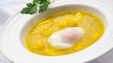 Patatas en ajopollo con huevo escalfado, una receta con una anécdota histórica de Karlos Arguiñano