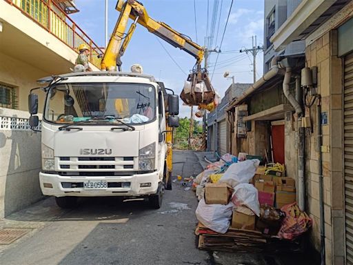 台中潭子「垃圾屋」曝光！獨居老人寧住公車站 也不願清垃圾