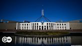 Pro Palestinian protesters scale Australian parliament roof – DW – 07/04/2024