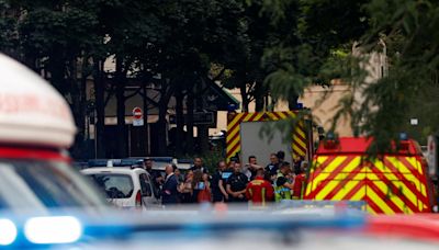 Une voiture fonce sur une terrasse à Paris: un mort et six blessés