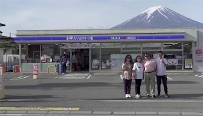 拉黑幕也沒用？！ 遊客「從旁取景」和富士山拍照