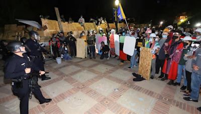 Máxima tensión entre policía y estudiantes propalestinos en la Universidad de California en Los Ángeles