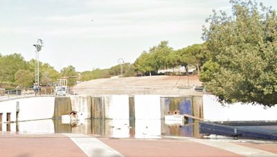 Vecinos con botellas vierten agua al lago vacío de Sabadell preocupados "por los patos"