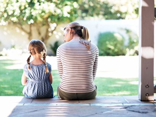 Soy psicóloga y esta es la razón de por qué buscar la felicidad de los hijos es un error - La Tercera