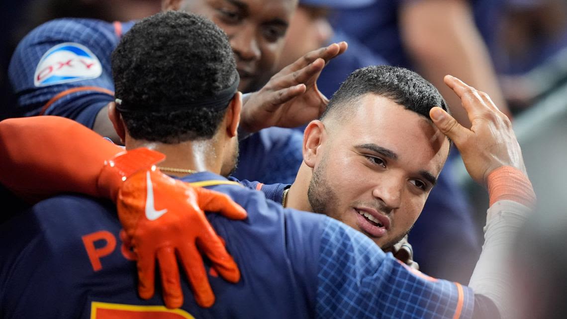 2 homers in the 8th lift the Astros to a 7-4 win over the Cardinals