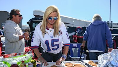 QB Tommy DeVito's parents bring famous chicken cutlets to Giants tailgate