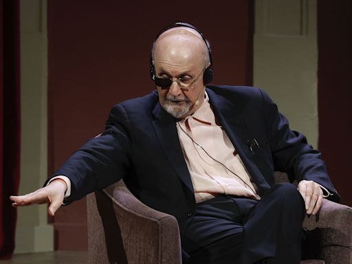 Presentan cargo de terrorismo contra el autor del asesinato fallido contra Salman Rushdie