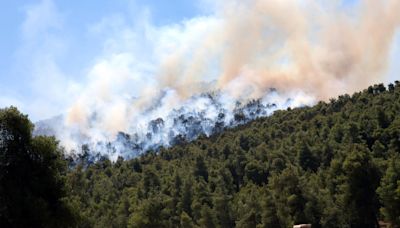 Los bomberos luchan por segundo día contra un gran incendio en la isla griega de Creta