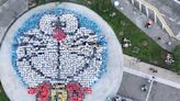 多啦A夢「快閃」天壇大佛 1500學生義工拼出巨型頭像