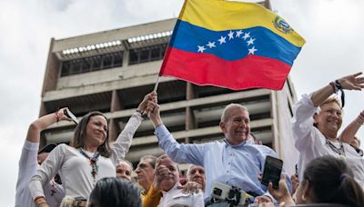 Las autoridades de Venezuela saben que Edmundo González “claramente” ganó la elección, dice representante de EE.UU.