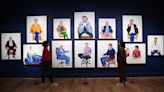 Hockney disecciona a su círculo más íntimo en más de 160 retratos