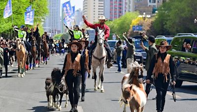 新疆騎警隊汗血寶馬上街推廣旅遊 駱駝商隊穿越時空PK重機車隊