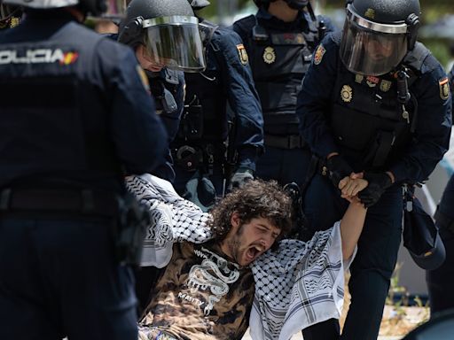 Desalojado un grupo de la acampada por Gaza en Madrid tras bloquear la avenida Complutense