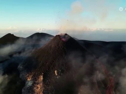 El volcán Etna de Italia vuelve a entrar en erupción: grandes explosiones ofrecen un gran espectáculo en Sicilia