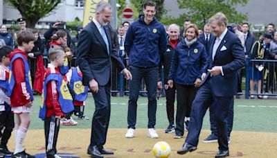 El rey Felipe y Guillermo de Países Bajos saltan al terreno de juego y dan unos toques al balón en la Fundación Cruyff