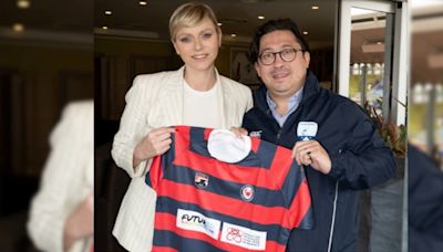 La princesa Charlene de Mónaco recibió la camiseta de Cha Roga