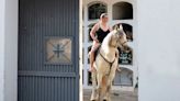 La polémica sesión de fotos en Almenar, Lleida: una mujer en bañador, montada a caballo en un cementerio