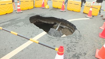 台南驚見2米坑洞 疑大雨.溪漲潮釀路坍塌