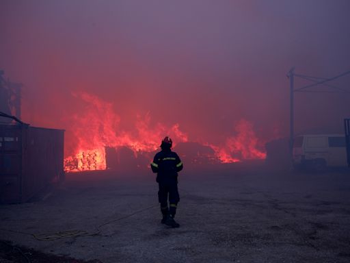 Grecia en alerta máxima por incendio forestal "excepcionalmente peligroso" cerca de Atenas