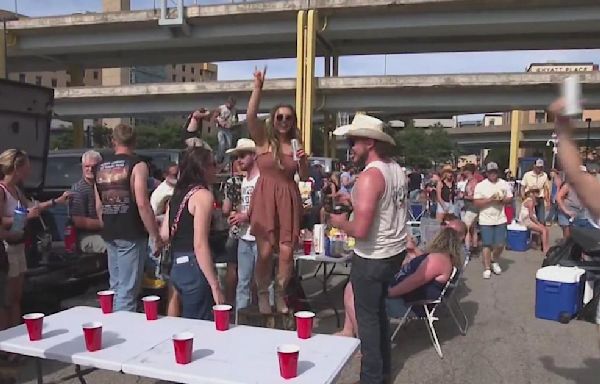 Kenny Chesney fans pack Pittsburgh concert