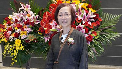 苑瓊丹榮升「科學家」 61歲生日兼結婚20周年：快樂不知時日過 | am730