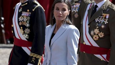 La Reina Letizia, elegante y de traje, en la 'rejura' de bandera de Felipe VI